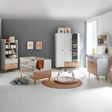 Babyzimmer Sets, Arthur Berndt, Grau – Besonderheit: Set bestehend aus einem Kinderbett, einem 3-türigen Kleiderschrank sowie einer Wickelkommode mit Kommodenfüßen