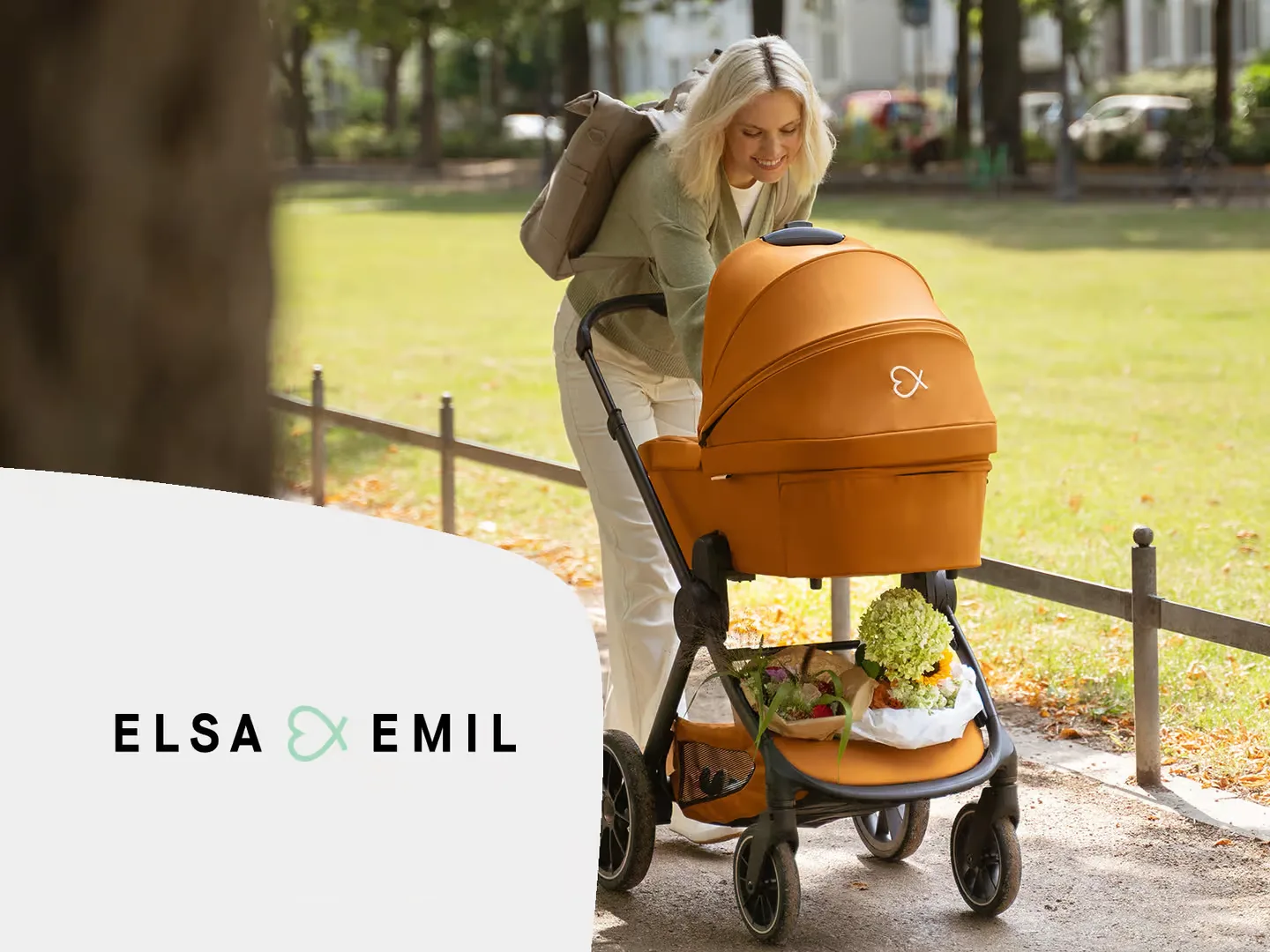 Eine Mutter macht mit ihrem Baby einen entspannten Spaziergang im Freien.