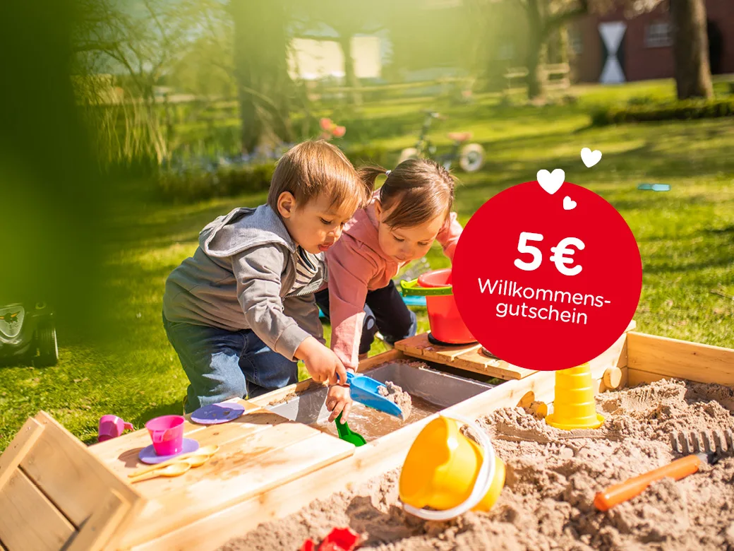 Zwei kinder spielen im sandkasten auf einem kinderspielplatz.
