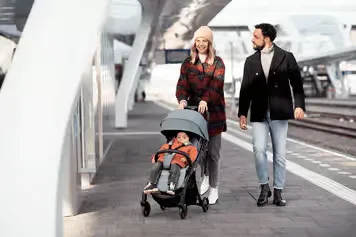 Ein mann und eine frau, die mit einem baby in.