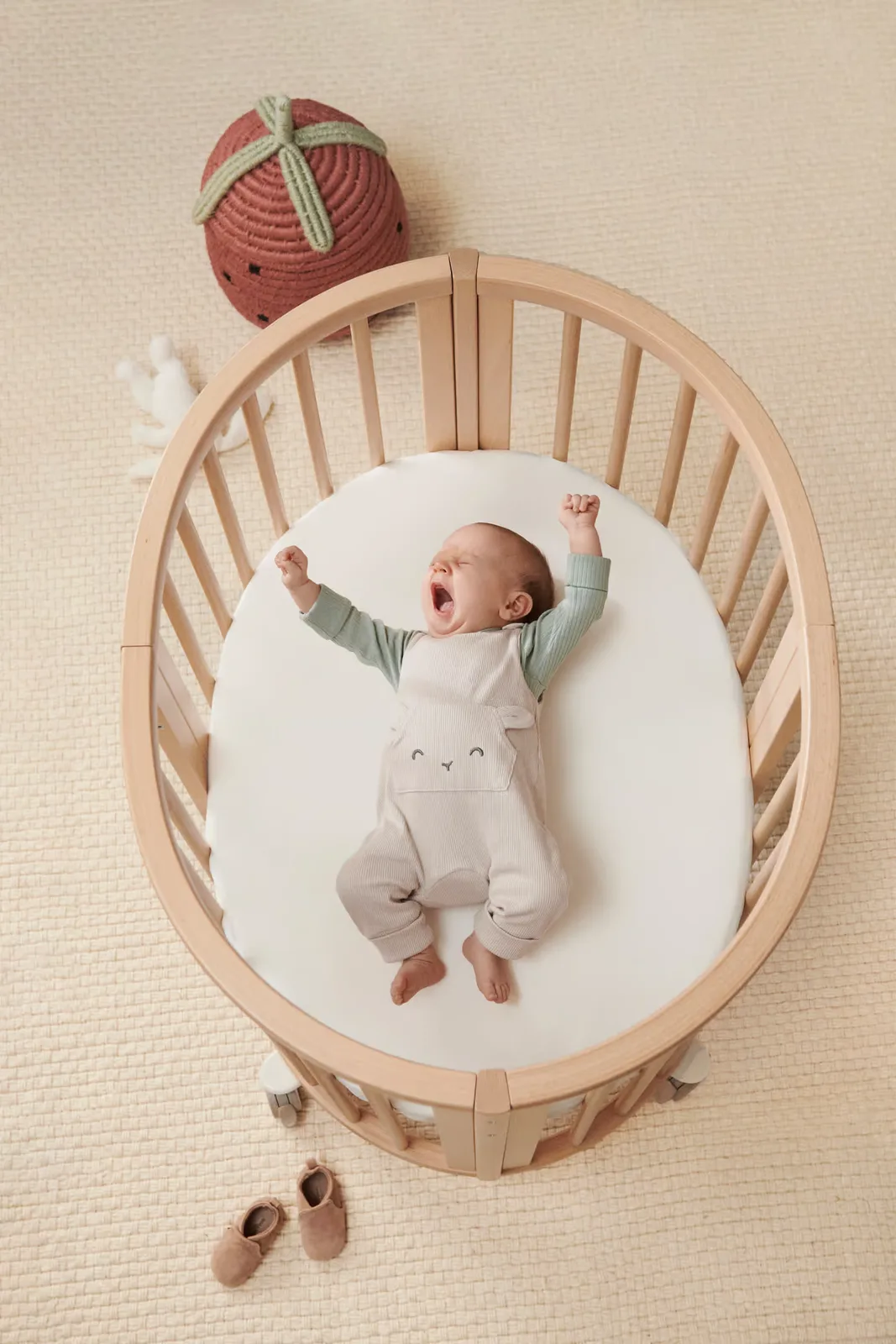 Baby ein sitzt auf einem holzstuhl.