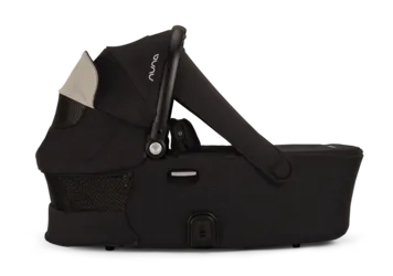 Kinderwagen ein schwarzer mit grauem sitz.