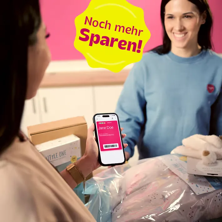 Frau hält Handy mit der BOC Card - noch mehr sparen