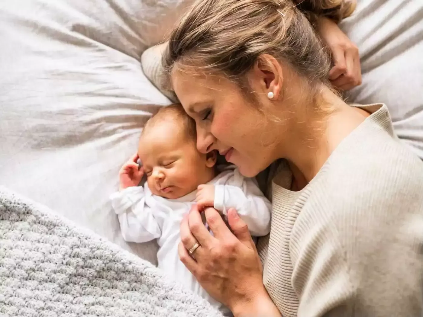 Eine frau, die ein baby in ihren armen hält.