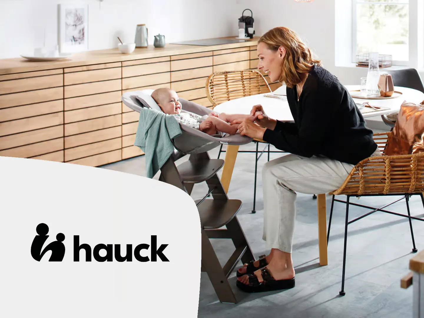 Eine frau, die auf einem stuhl sitzt und ein buch.