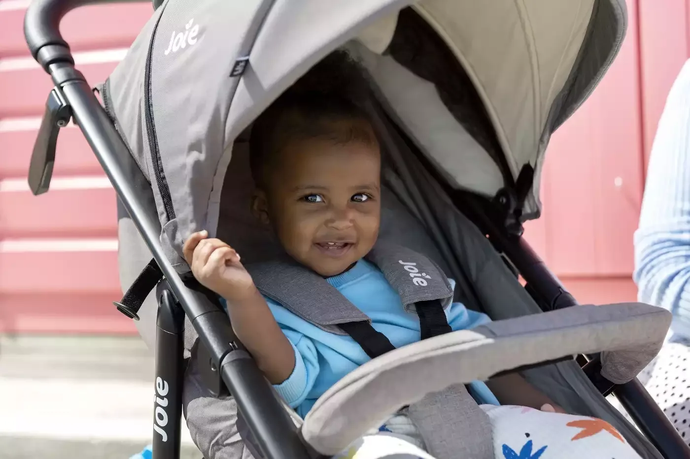 Baby ein sitzt in einem kinderwagen.