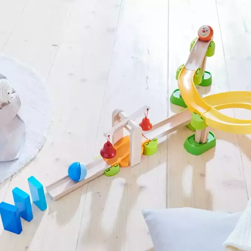 Kind ein spielt mit einem spielzeug auf dem boden.