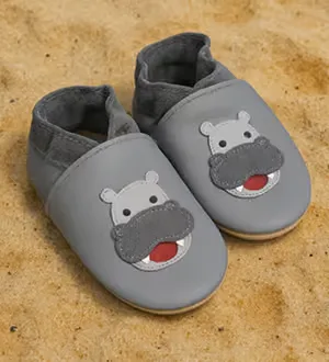 Ein Paar Krabbelschuhe aus weichem Material.