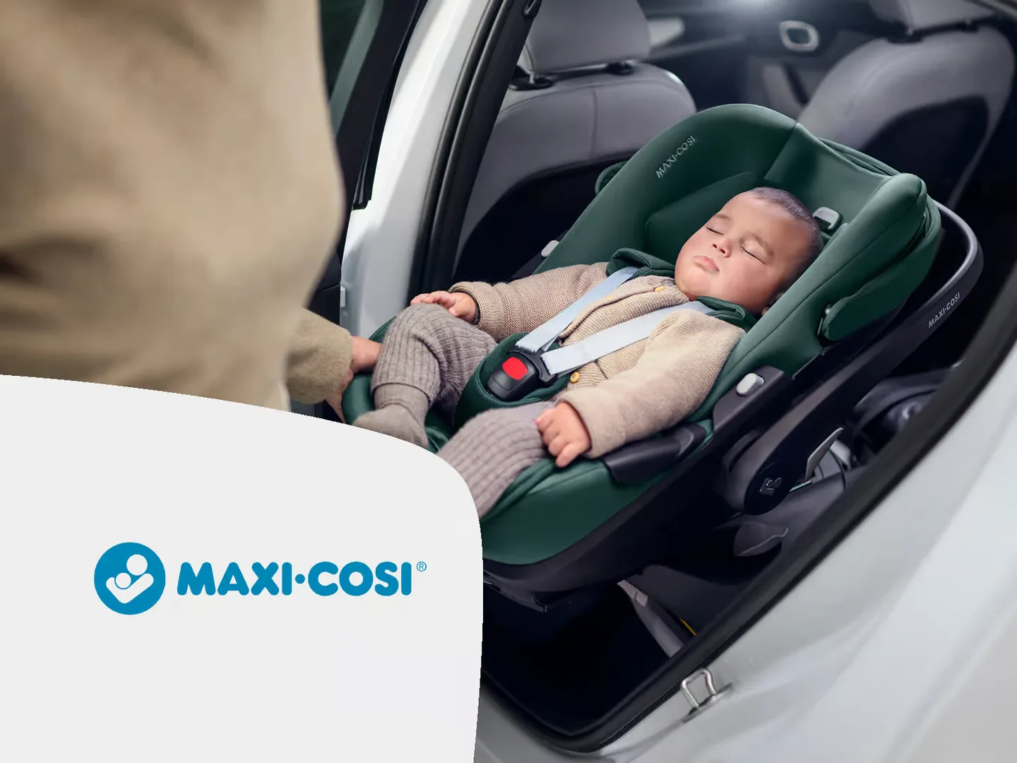 Baby ein, das auf einem autositz schläft.