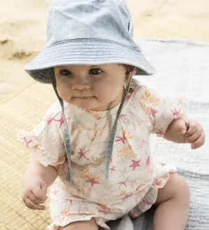 Ein Baby trägt einen Sonnehnhut.