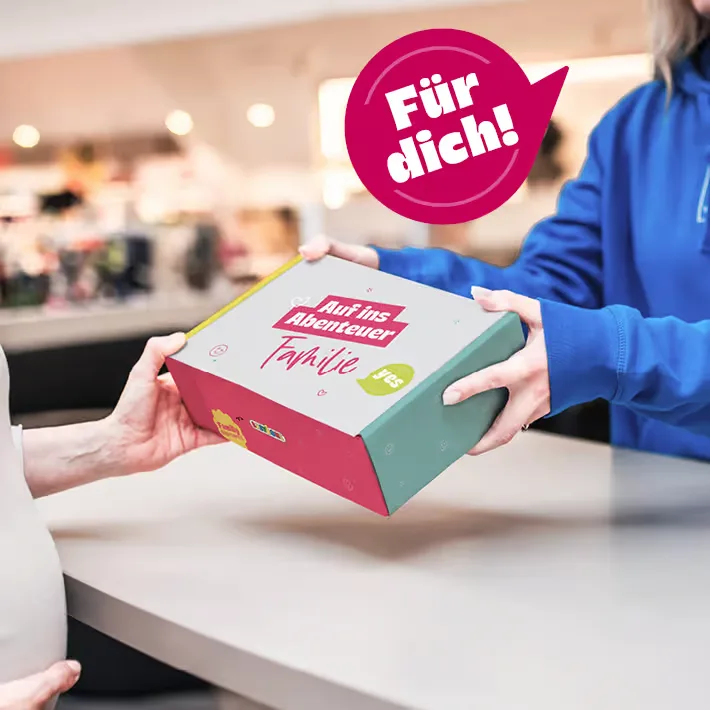 Verkäuferin übergibt eine eine geschlossene Box - für dich!