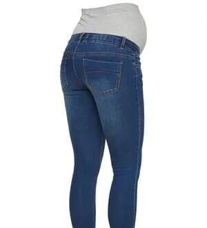 Rückansicht einer schwangeren Frau in einer Jeans mit elastischem Überbauchbund.
