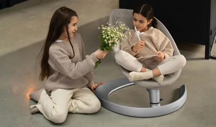 Mädchen zwei sitzen gemeinsam auf dem boden mit blumen in den.