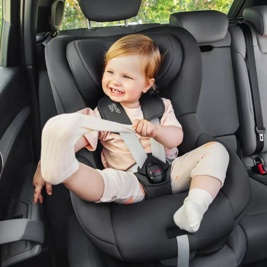 Baby ein, das auf dem rücksitz eines autos sitzt.