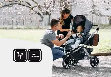 Eine frau sitzt auf einer bank mit einem baby in.