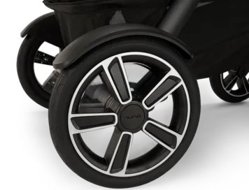 Buggy der kinderwagen in schwarz und silber.