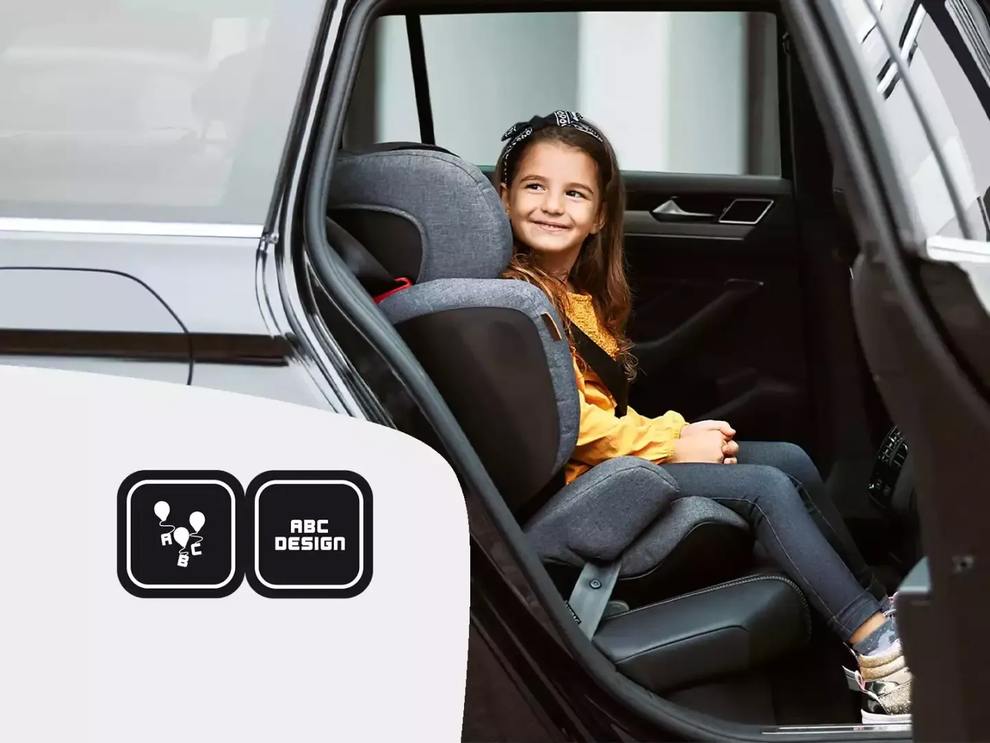 Ein mädchen kleines, das auf dem rücksitz eines autos sitzt.
