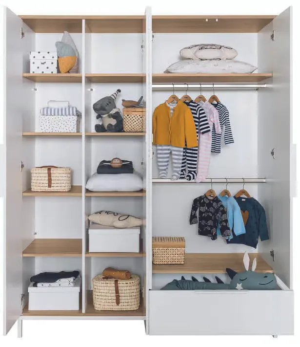 Kleiderschrank ein weißer mit holzregalen und körben.