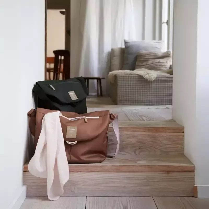 Tasche eine braune, die auf einem holzboden sitzt.