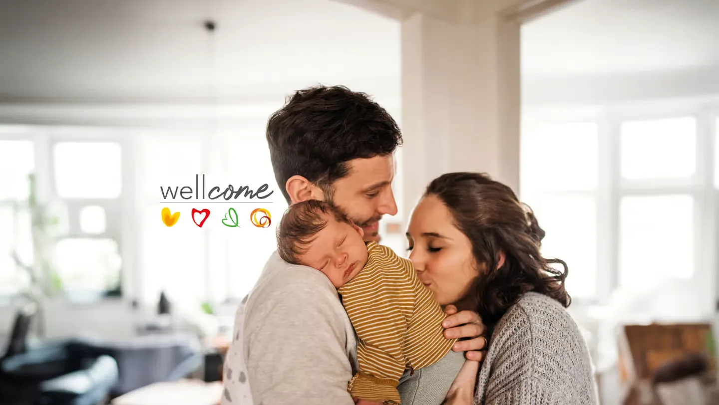 Ein mann und eine frau, die ein baby in ihren.