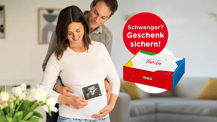 Ein mann und eine frau stehen gemeinsam in einem wohnzimmer.