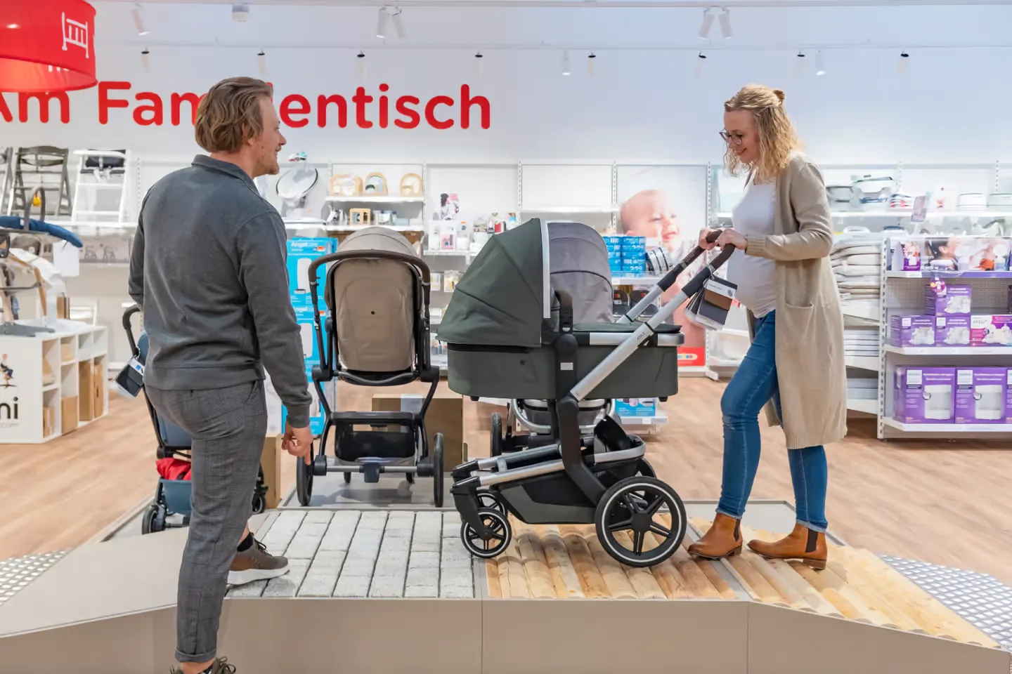 Ein mann und eine frau, die ein baby im kinderwagen.