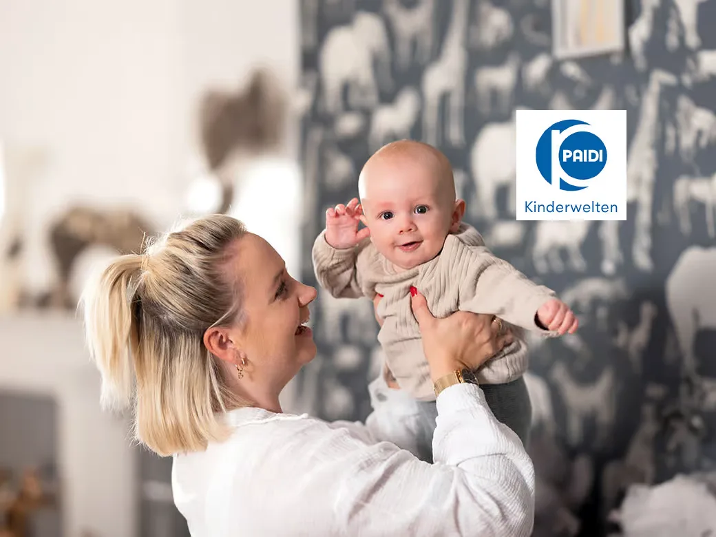Eine frau, die ein baby in ihren armen hält.
