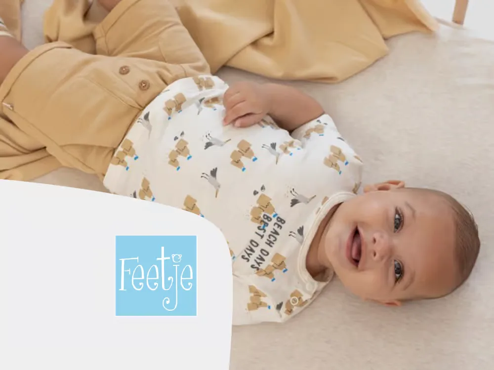 Baby ein, das mit einer decke auf dem boden liegt.