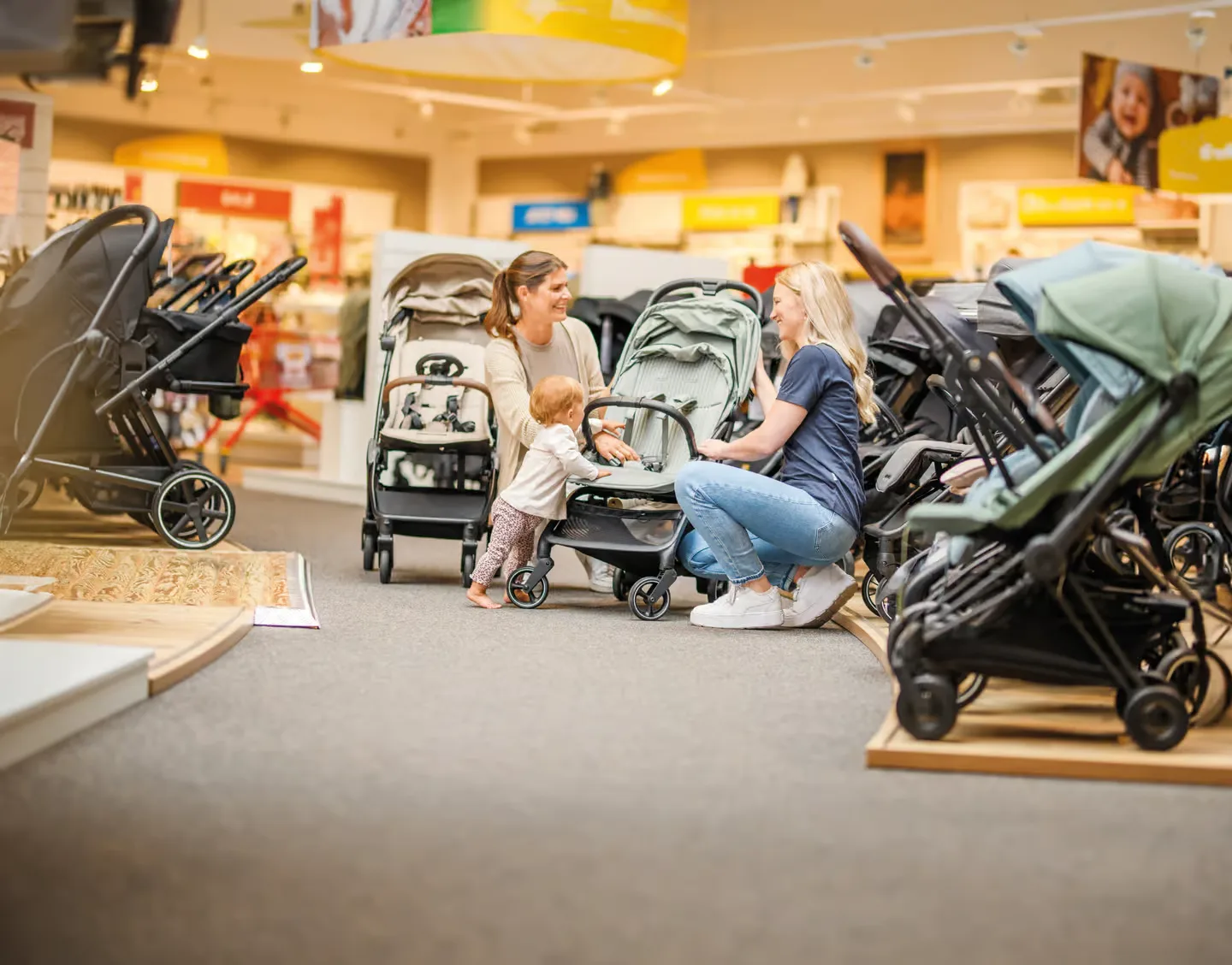 Eine frau, die mit einem baby im kinderwagen auf dem.