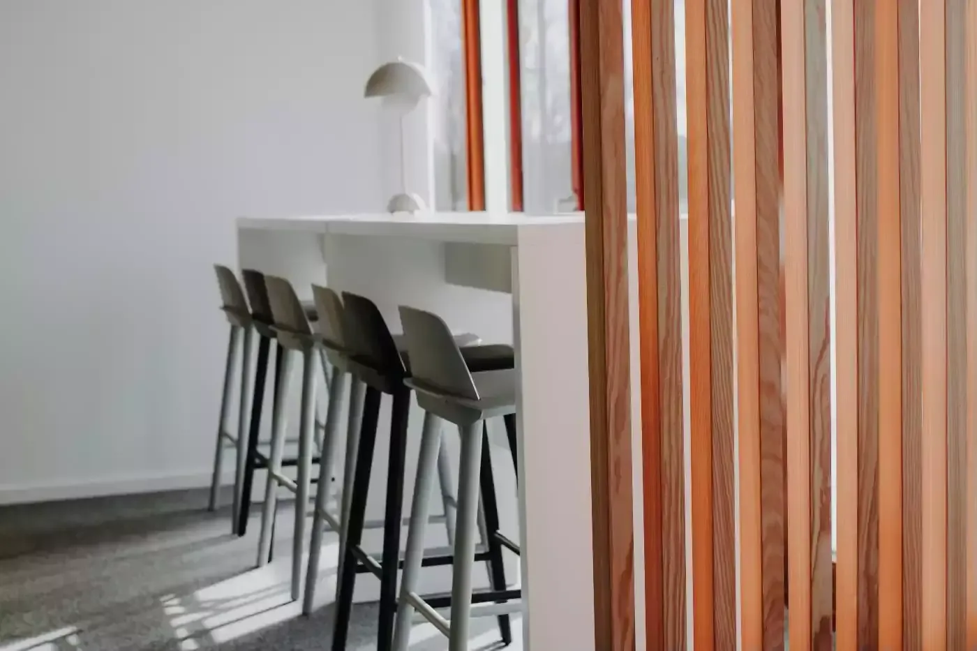 Zimmer ein mit einer bar und stühlen in ihm.
