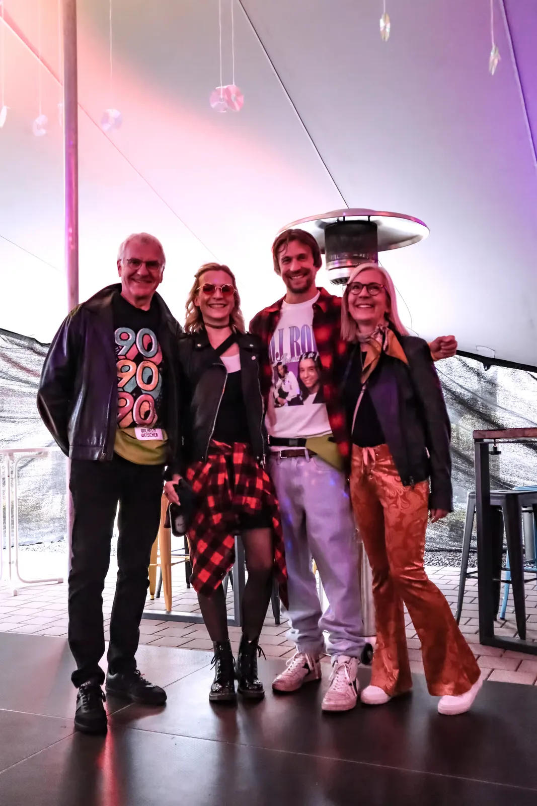 Eine gruppe von menschen, die für ein bild posieren.