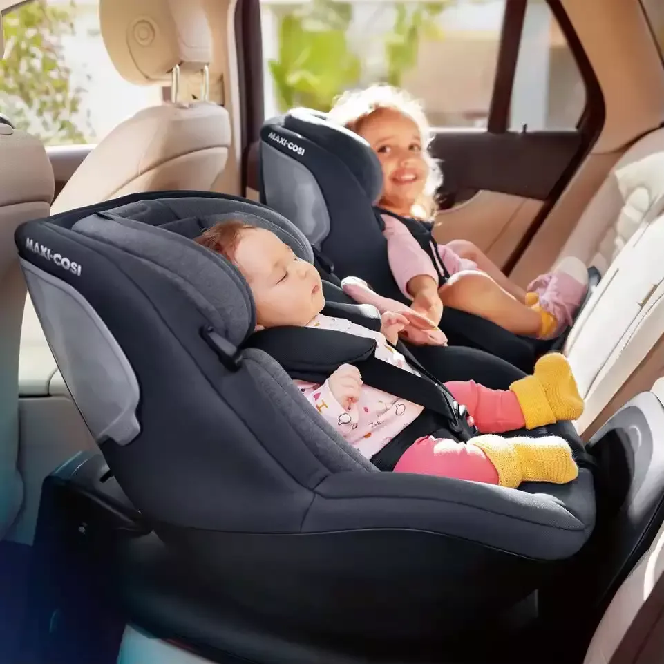 Baby ein auf einem autositz.