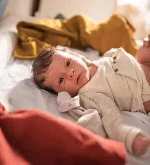 Baby wird auf dem Wickeltisch angezogen.