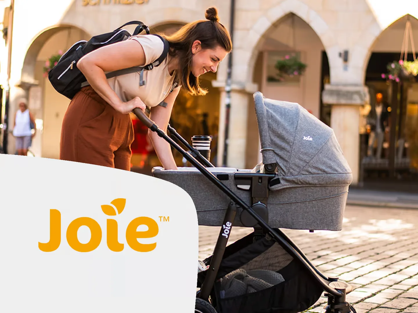 Eine frau mit einem baby in einem kinderwagen.