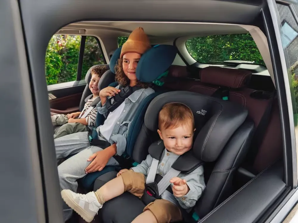 Zwei kinder sitzen gemeinsam auf dem rücksitz eines autos.