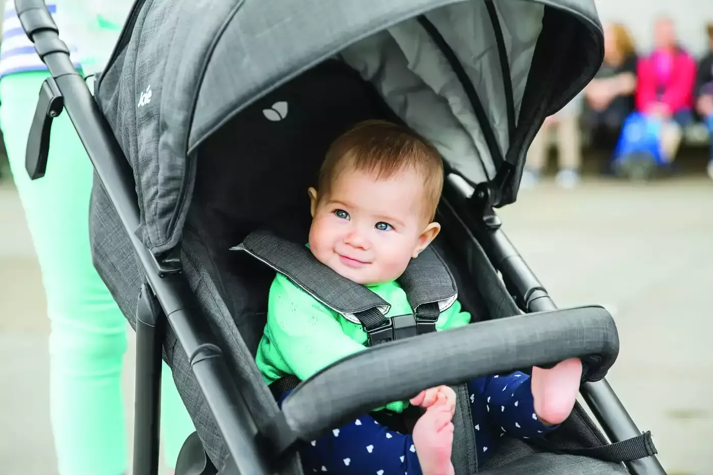 Baby ein sitzt in einem kinderwagen.