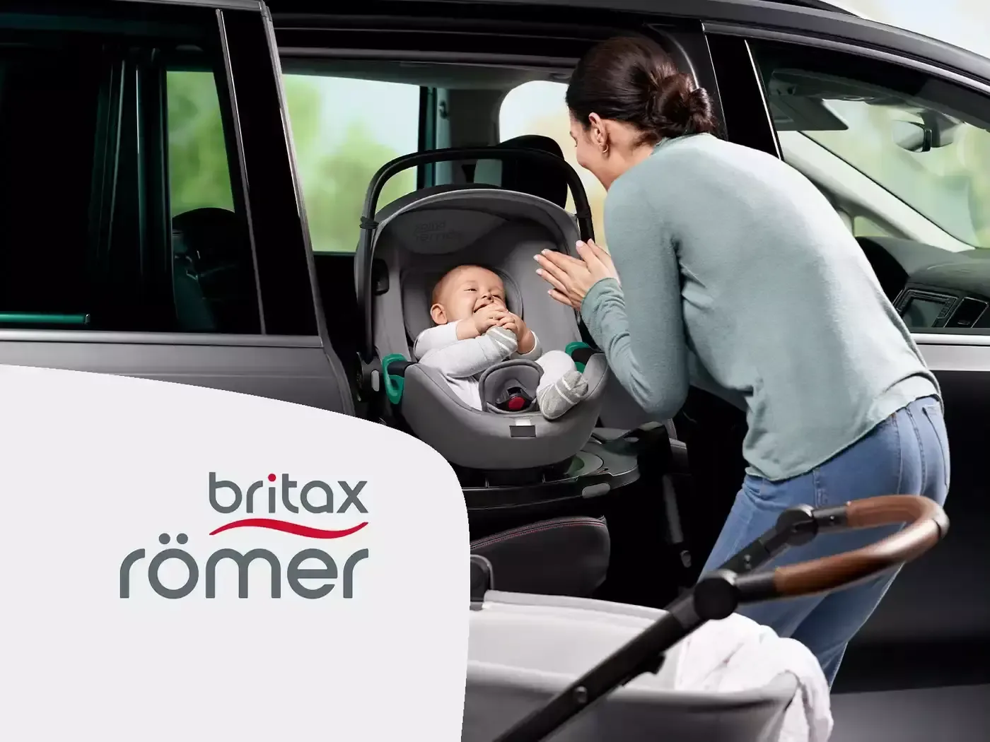 Eine frau, die ein baby in den hinteren teil eines.