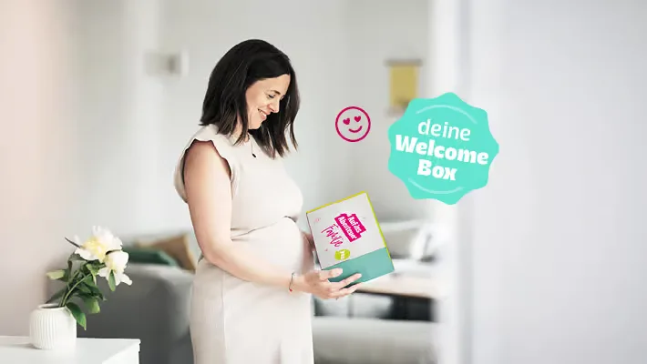 Schwangere Frau freut sich über die Welcome-Box von Babystart24