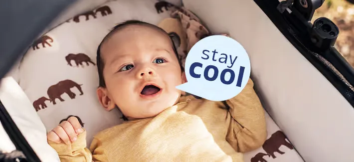 Baby liegt im Kinderwagen im Sommer