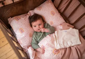 Baby ein in einer krippe.