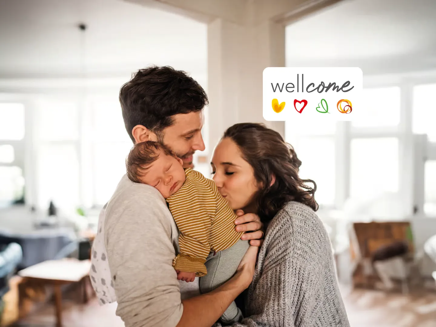 Ein mann und eine frau, die ein baby in ihren.