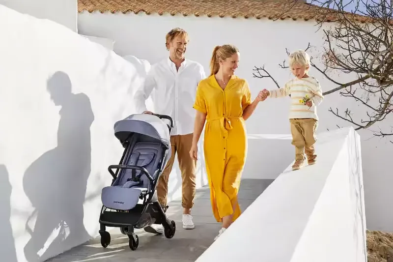 Eine frau in einem gelben jumpsuit und ein mann in.