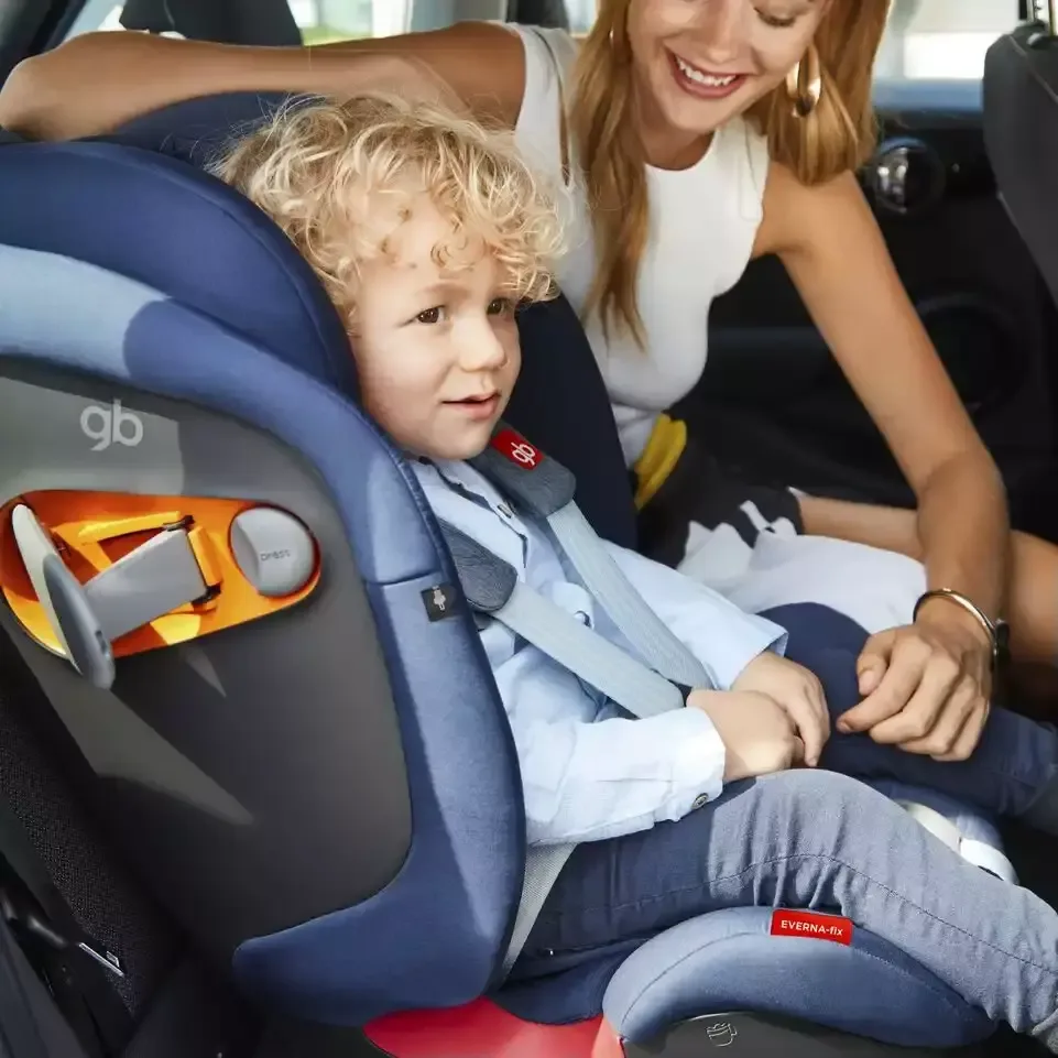Eine frau und ein kind auf einem autositz.