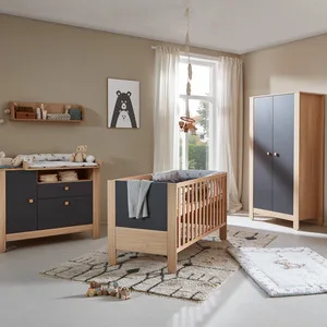 Ein modern eingerichtetes Babyzimmer mit passendem Gitterbett, Wickelkommode und Kleiderschrank.