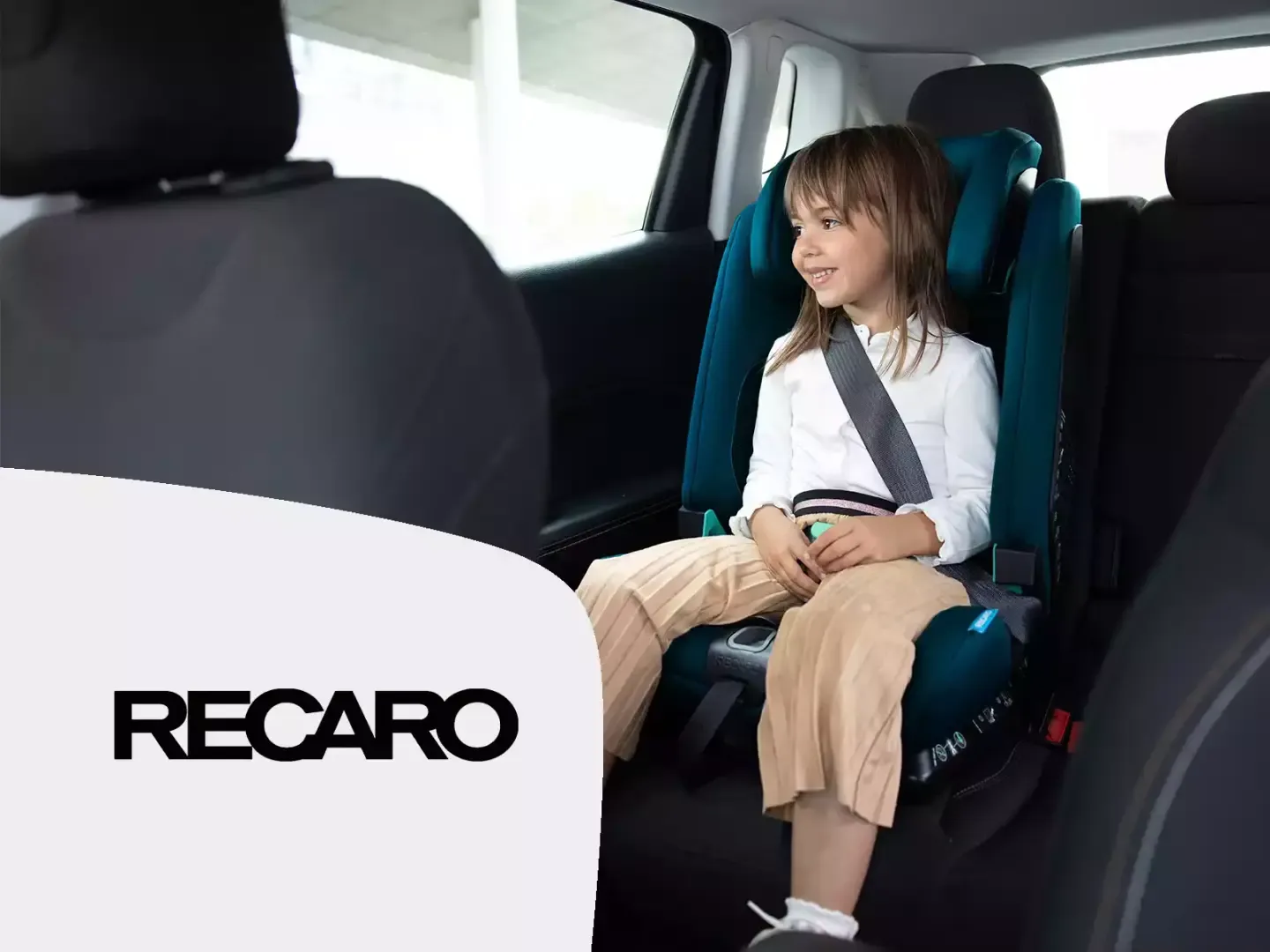Ein mädchen kleines, das auf dem rücksitz eines autos sitzt.