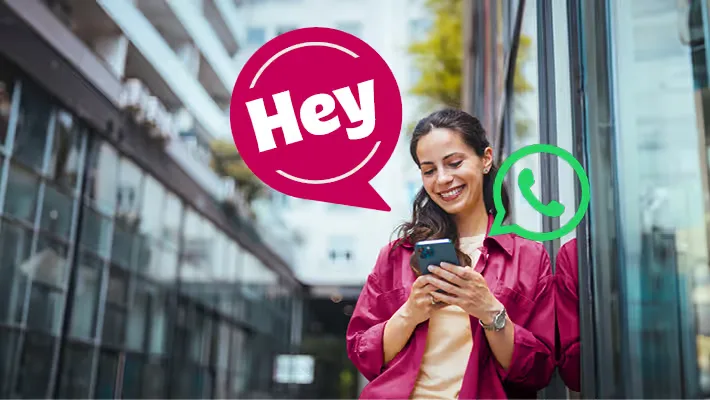 Eine frau, die ein telefon hält und auf ihr telefon.