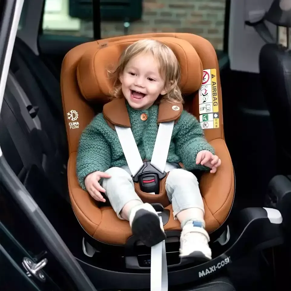 Ein mädchen kleines sitzt auf einem autositz.