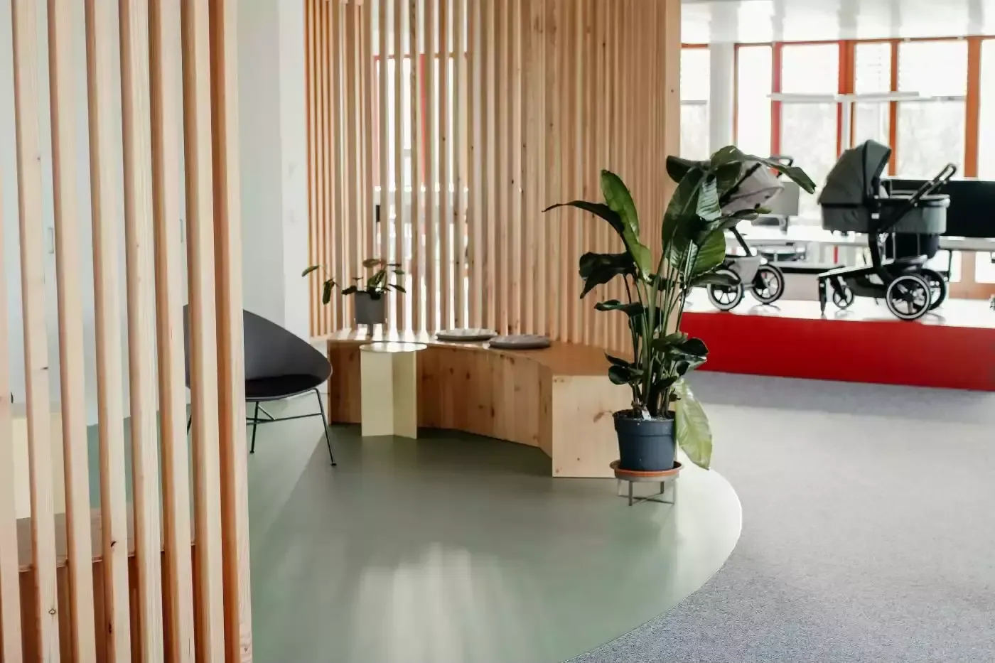 Büro ein mit hölzernen trennwänden und einer grünen anlage in.