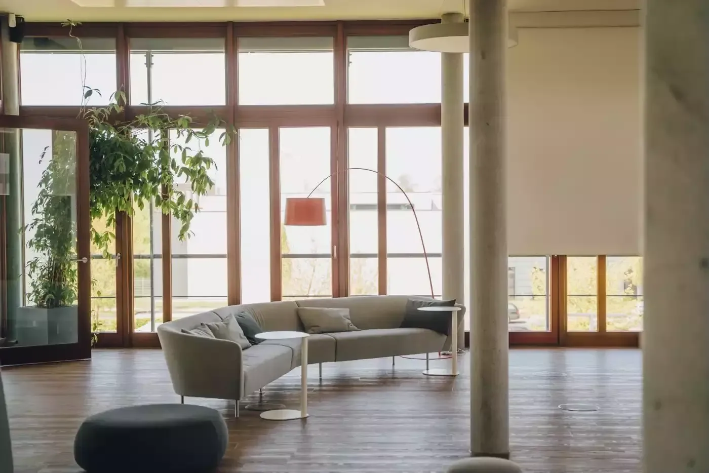 Wohnzimmer ein mit holzböden und großen fenstern.