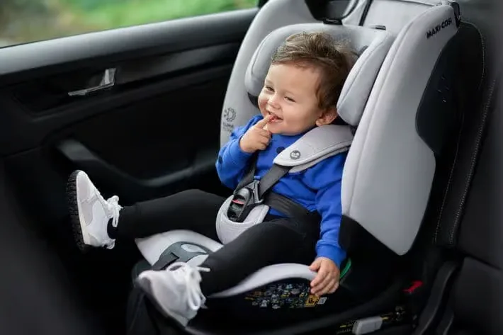 Junge ein kleiner sitzt auf einem autositz.